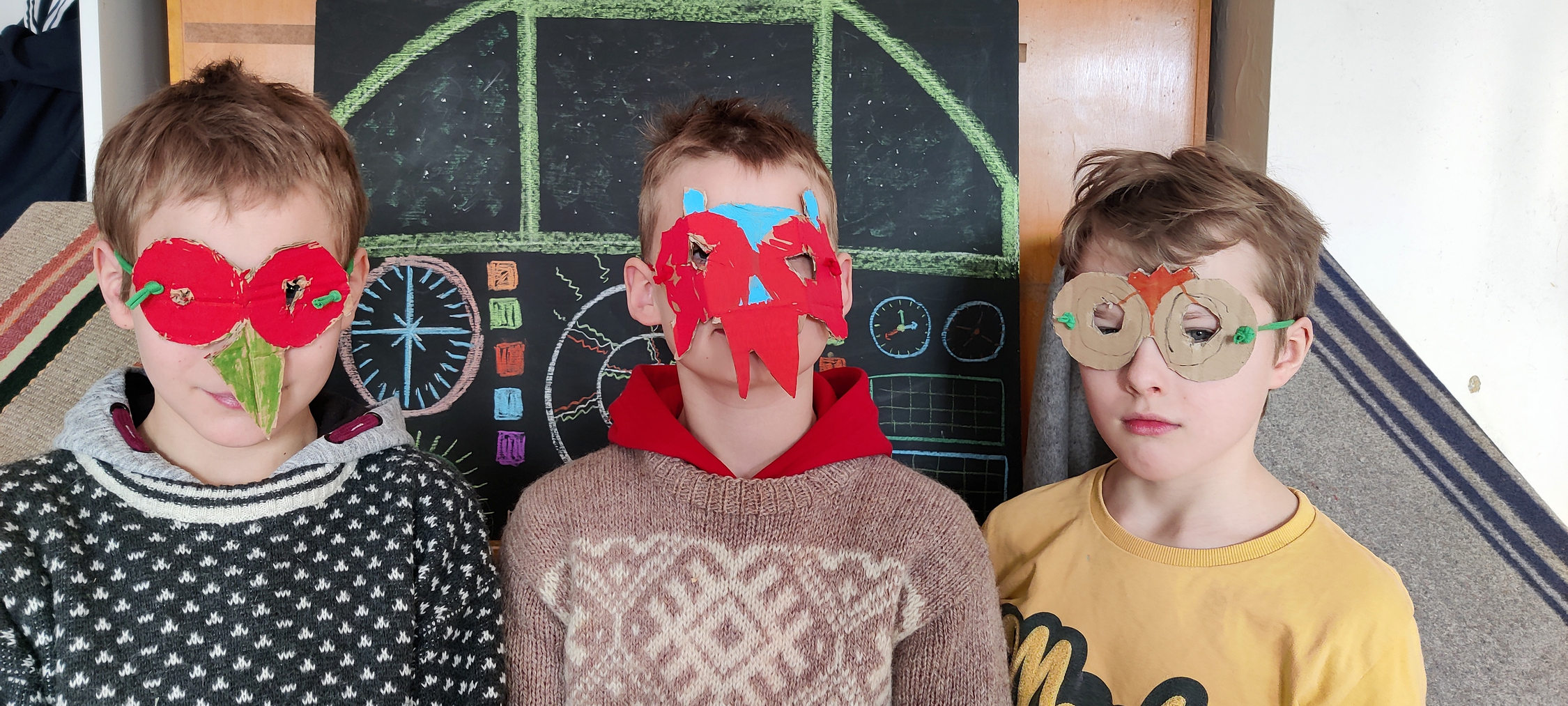 tre barn med masker