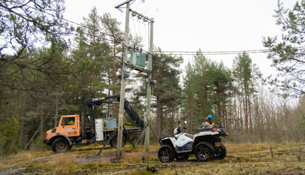 Lastbil och terränghjuling. Caruna monterar ner stolptransformatorer på grundvattenområden.