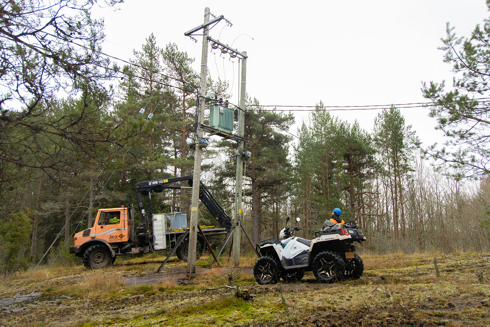 Lastbil och terränghjuling. Caruna monterar ner stolptransformatorer på grundvattenområden.