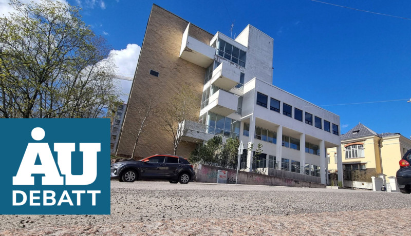 debattvinjett nere till vänster, skolhus i bakgrunden