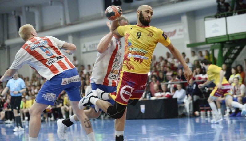 en handbollsspelare går på genombrott med bollen