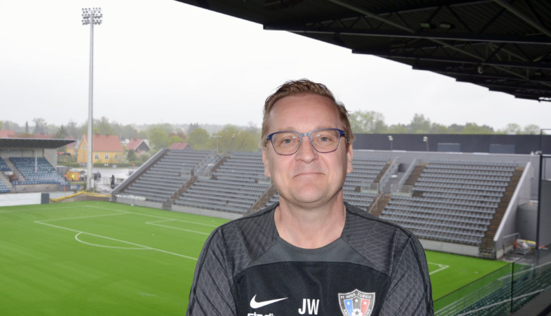En man vid en fotbollsplan.