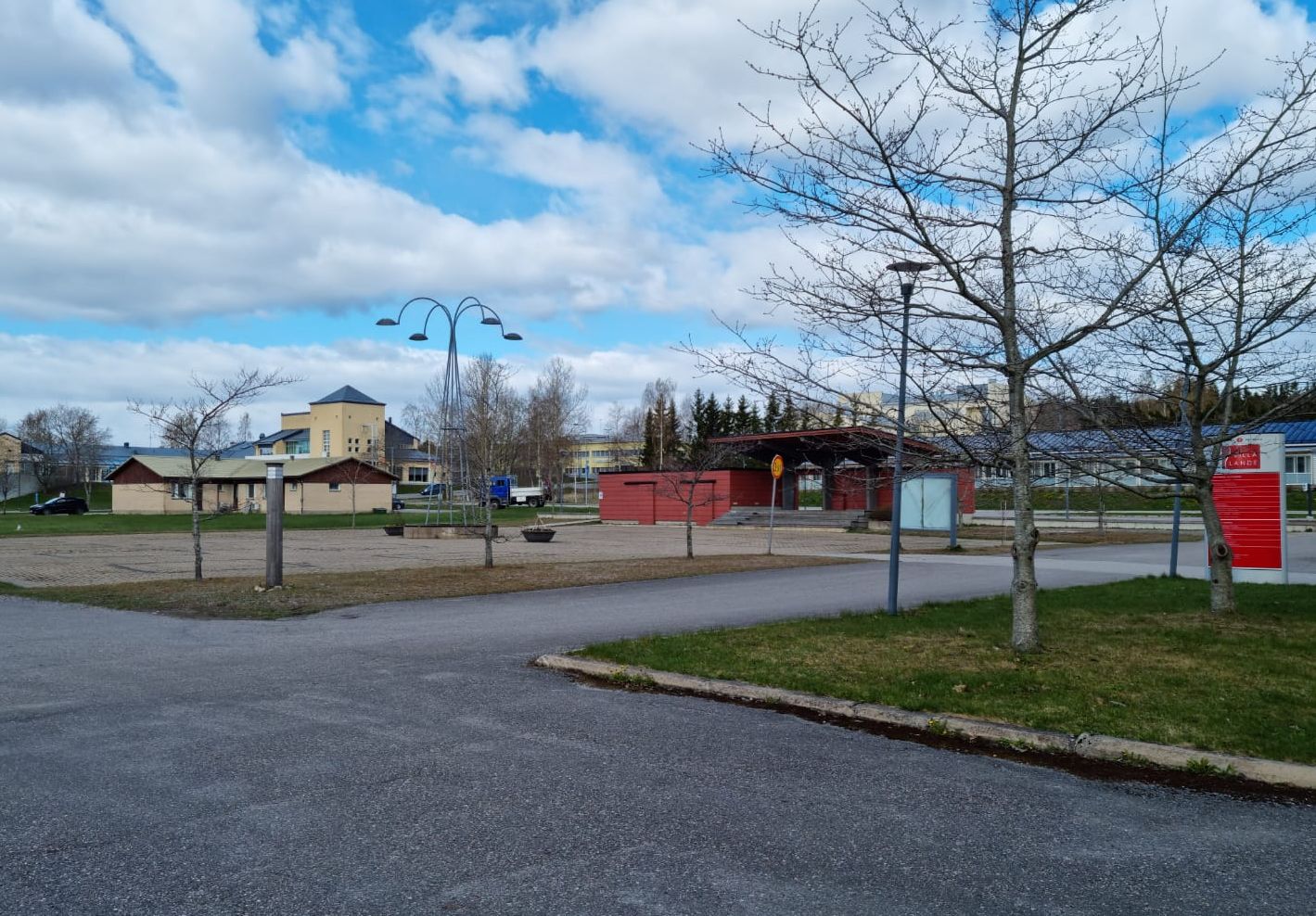 Ett mindre tomt torg med en torgscen