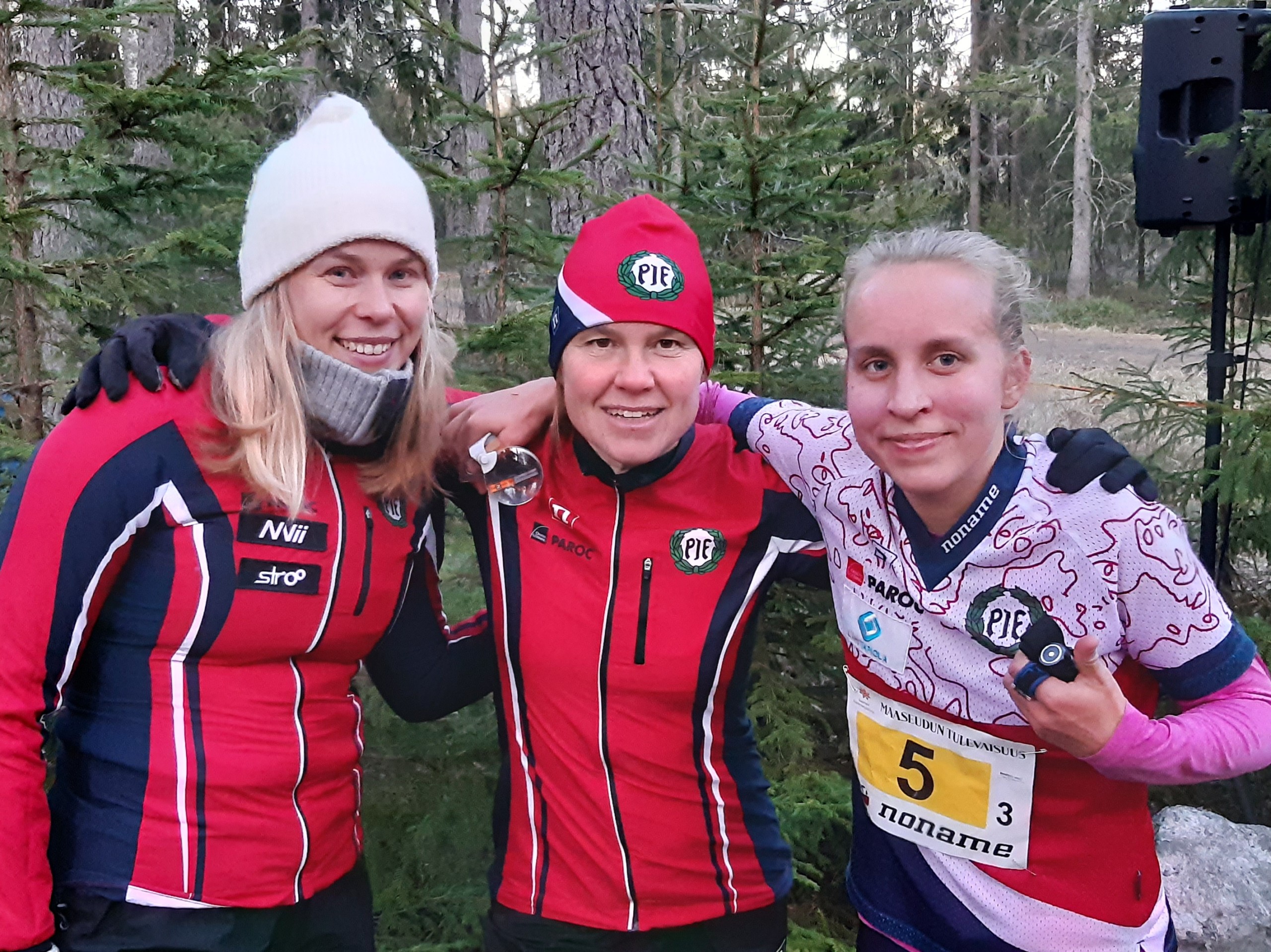 tre damer i orienteringskläder