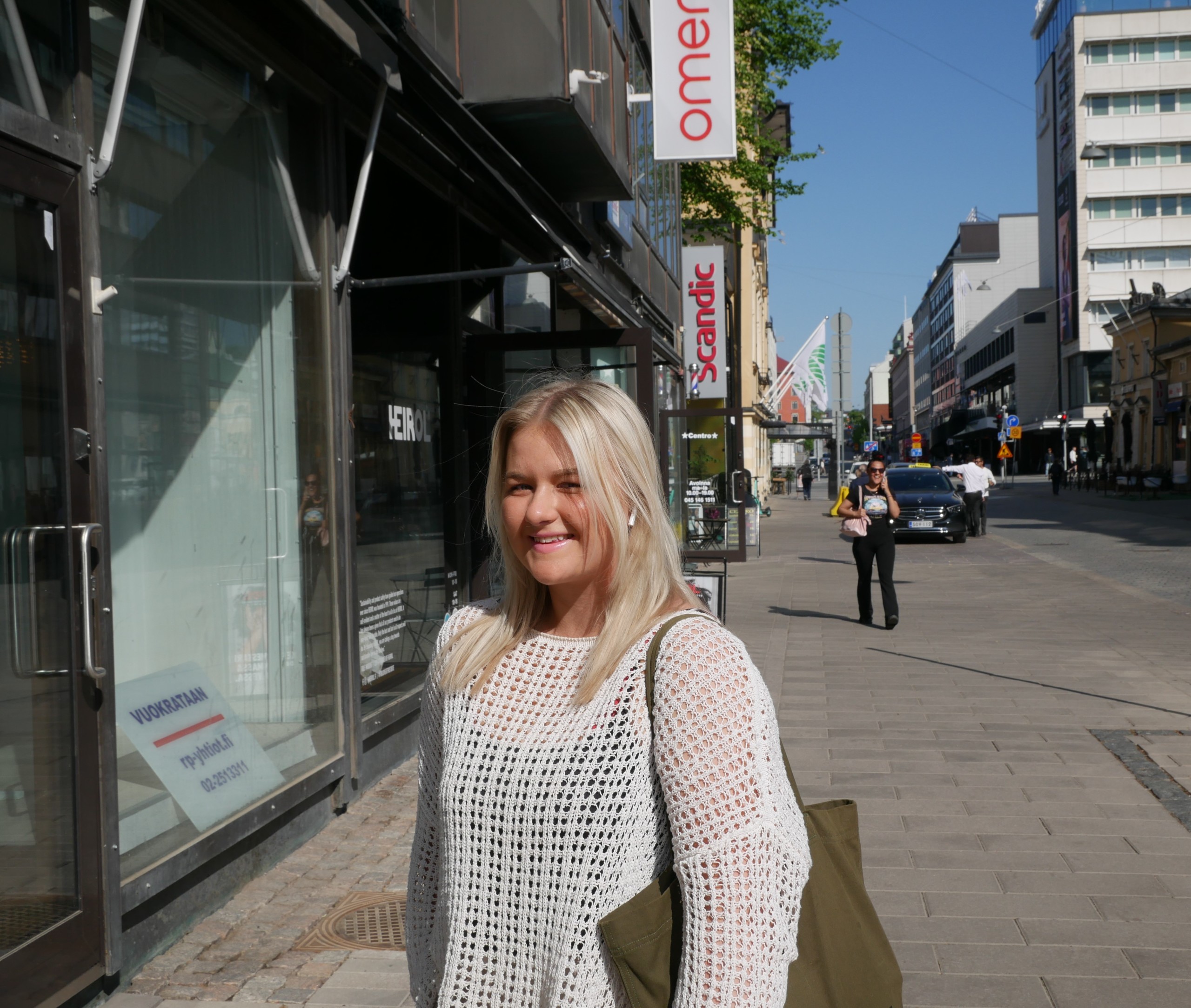 Ung kvinna i stadsmiljö