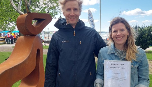 en man och en kvinna ler på bilden tillsammans med ett diplom