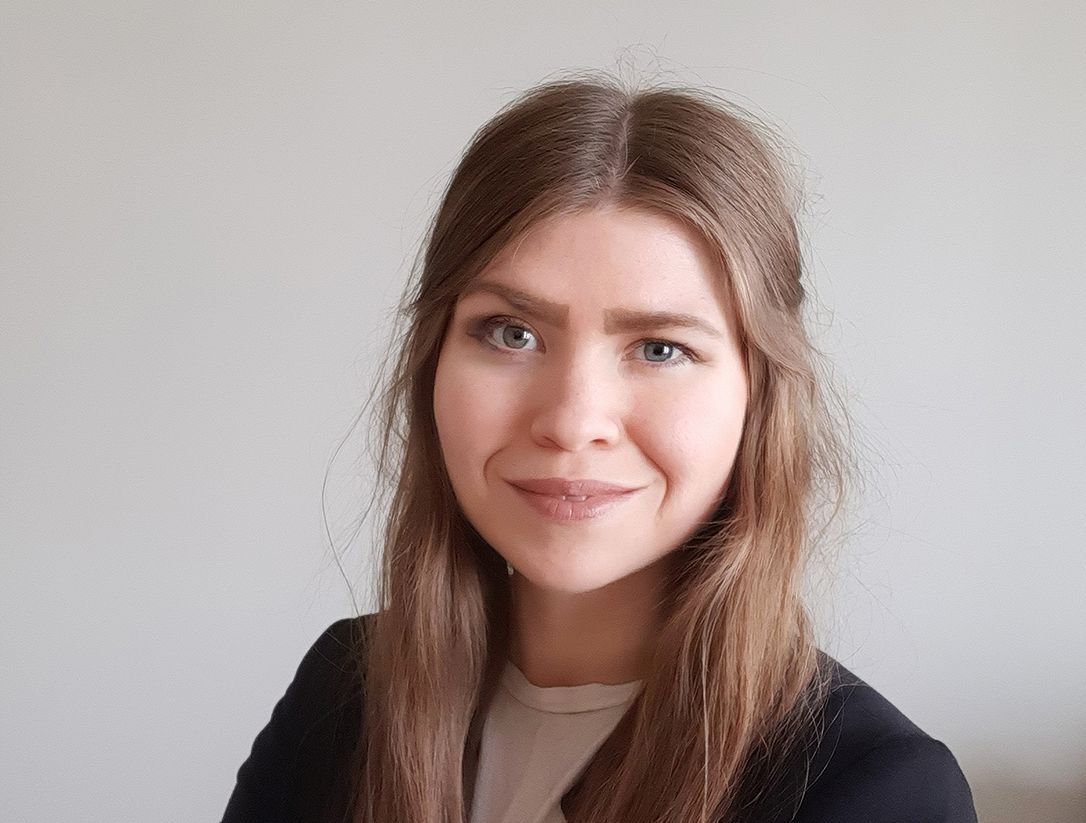 en långhårig leende kvinna