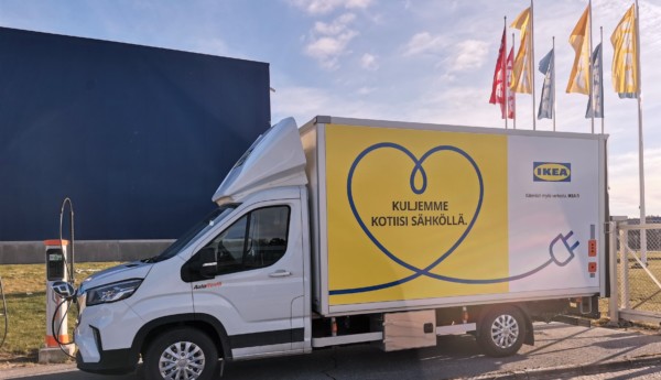 En liten lastbil framför ett Ikea-varuhus