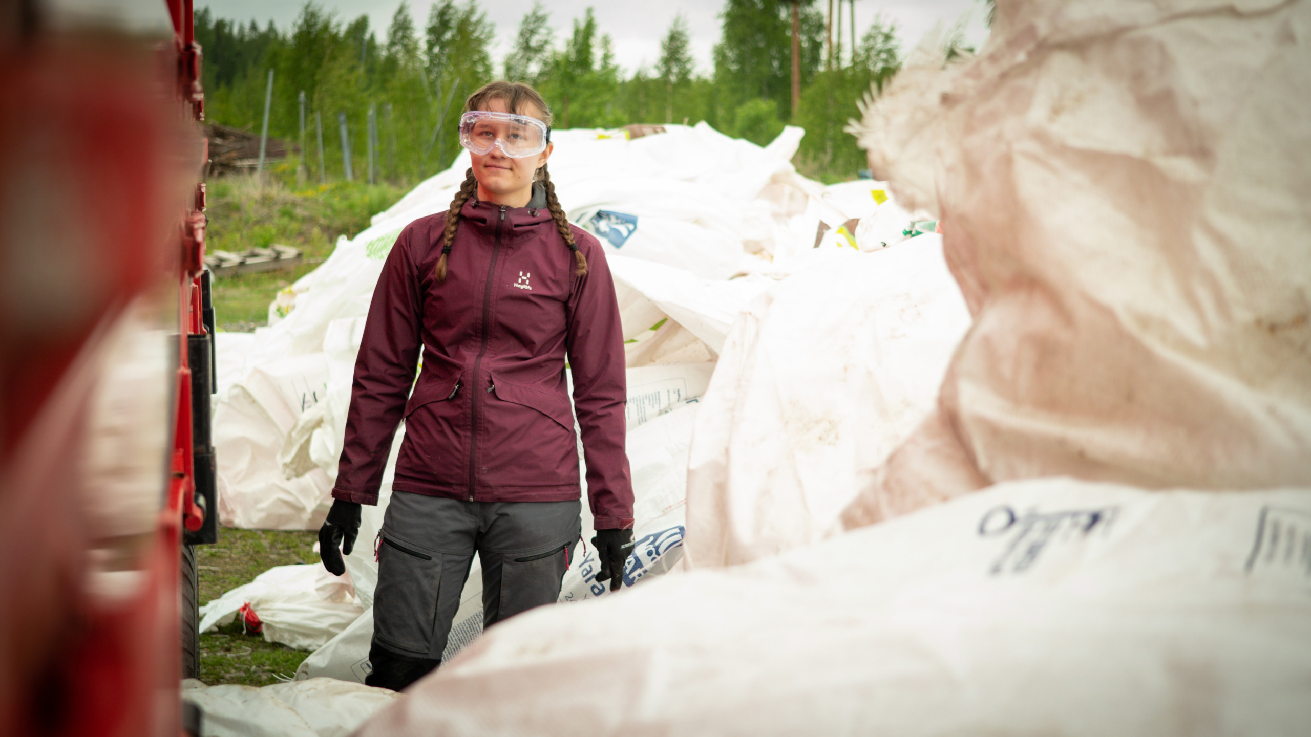 Dan bland stora vita plastsäckar