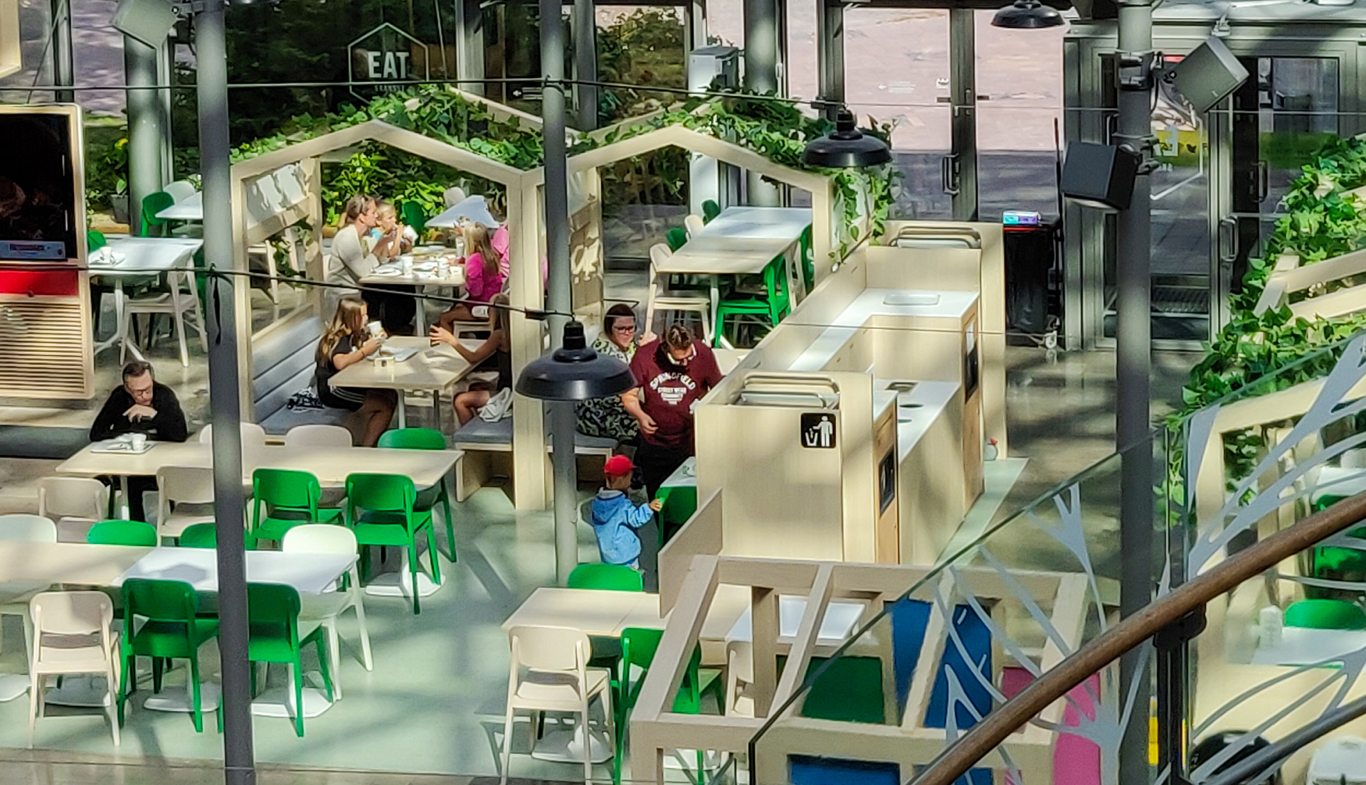 Bord och stolar i ett köpcentrum