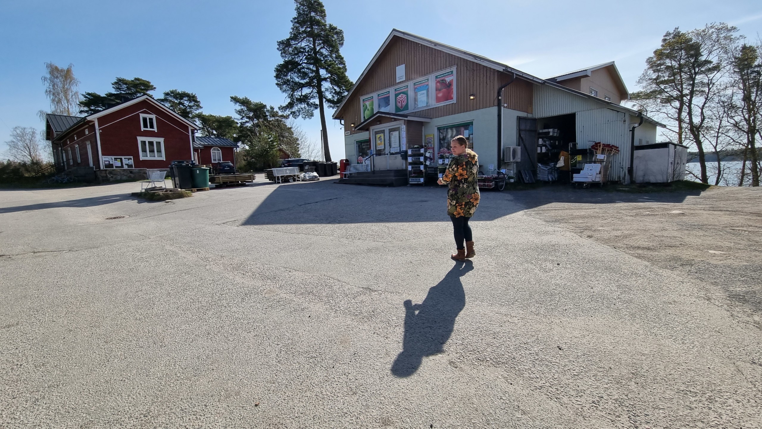 Kvinna går i by.