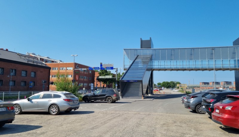 fyrkantig glasbro och parkerade bilar