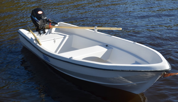 En vit roddbåt med en liten motor på aktern.