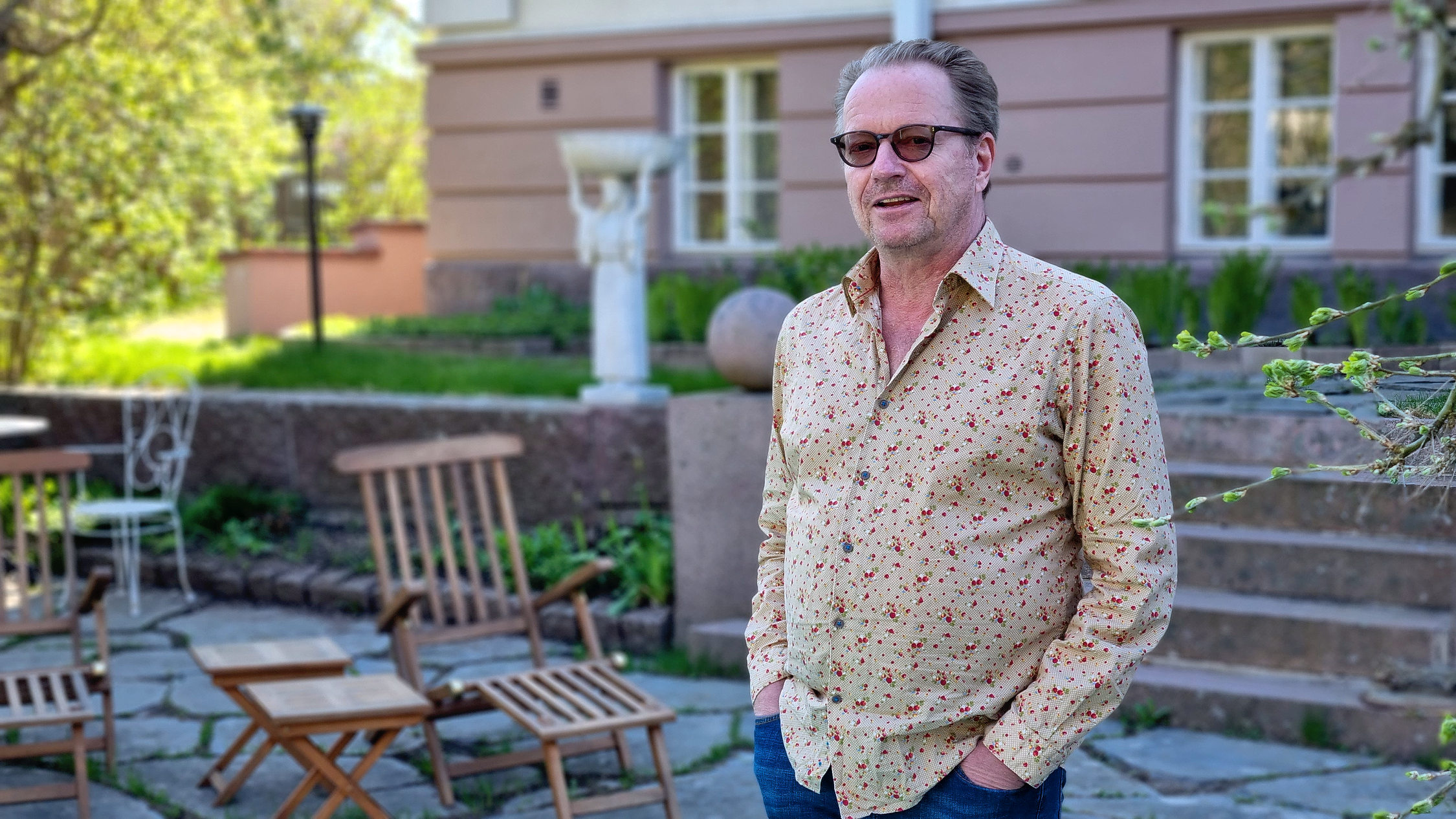 Man på lyxig gård.