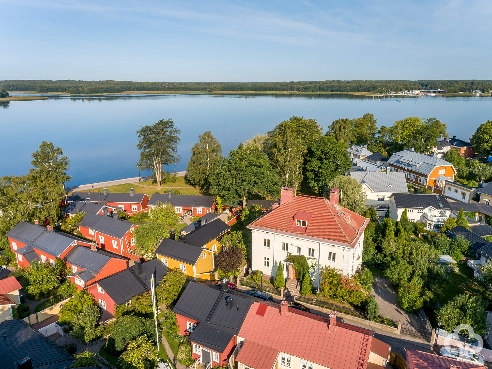Flygfoto av bostadskvarter på udde.