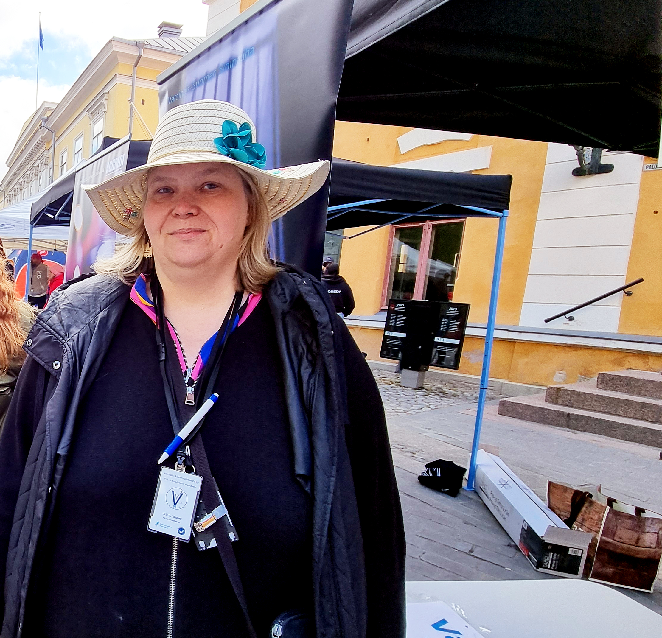 kvinna i hatt