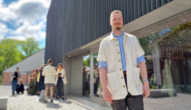 Man utanför modernt museum.