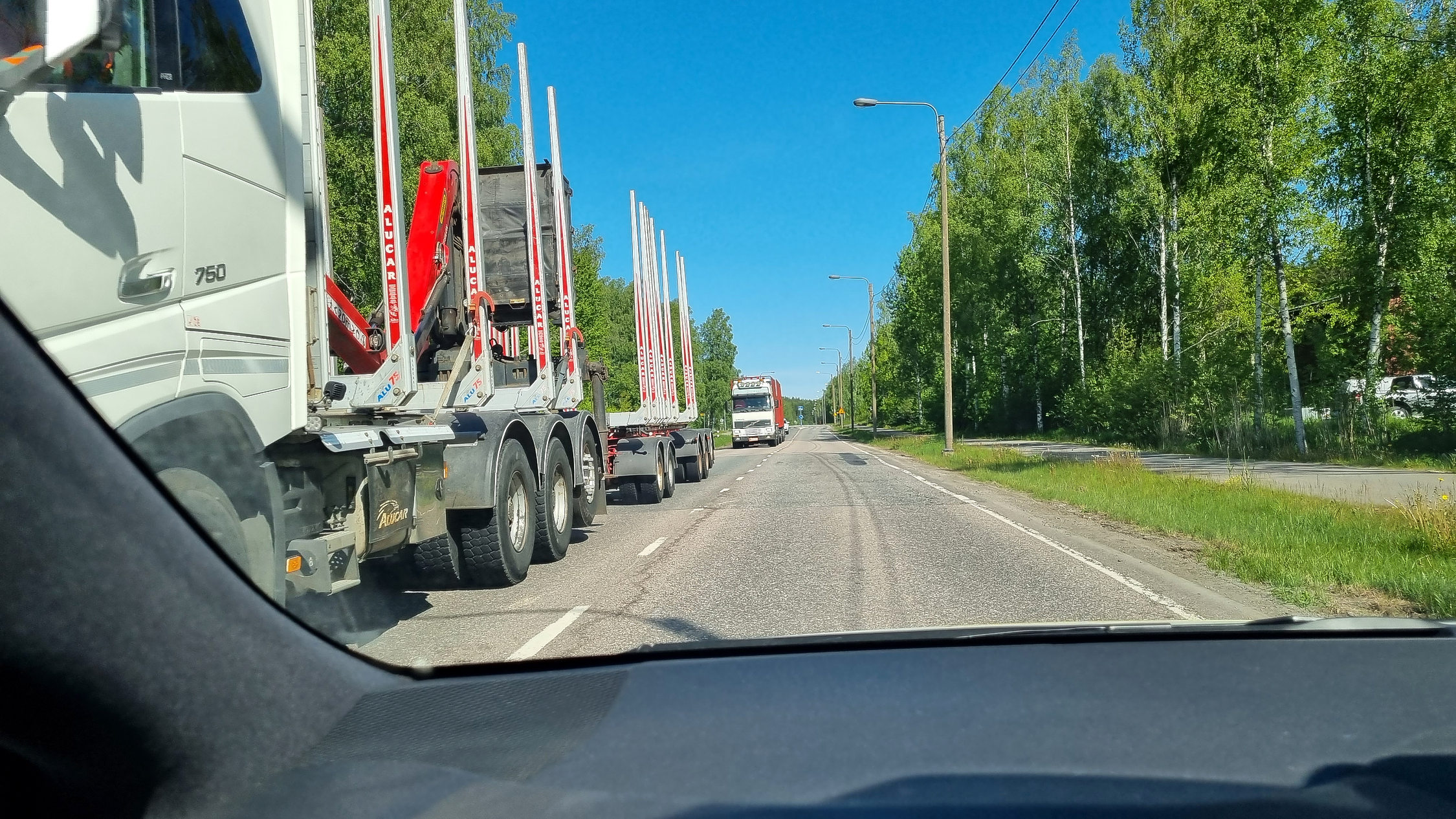 Vy från personbil med långtradare i den mötande trafiken.