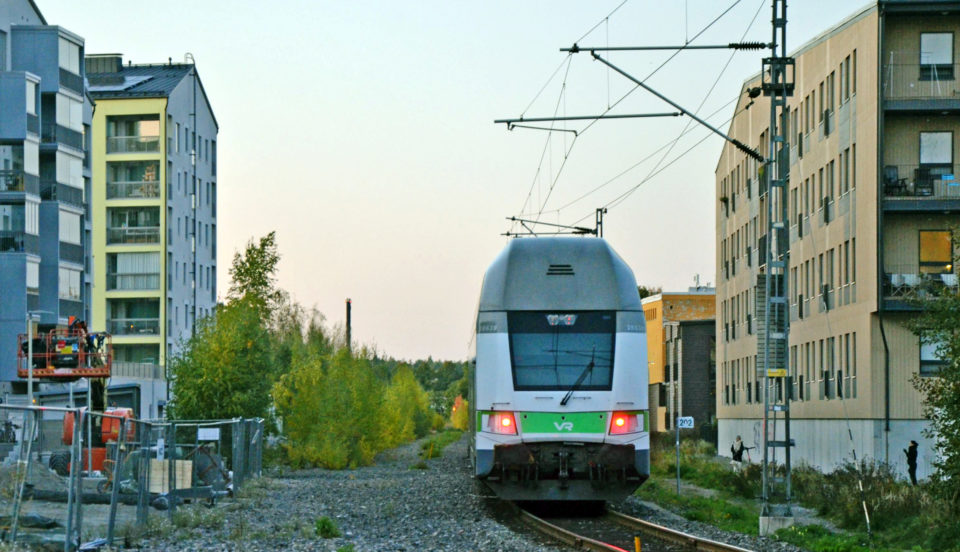 Hamnspår. Plankorsningen nära hamnen utgör en flaskhals för trafiken då de bilburna båtresenärerna är många.