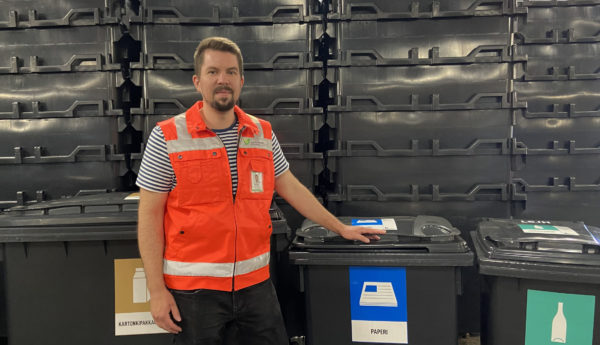 Jaakko Salminen, servicechef för LSJH står framför avfallskärl.