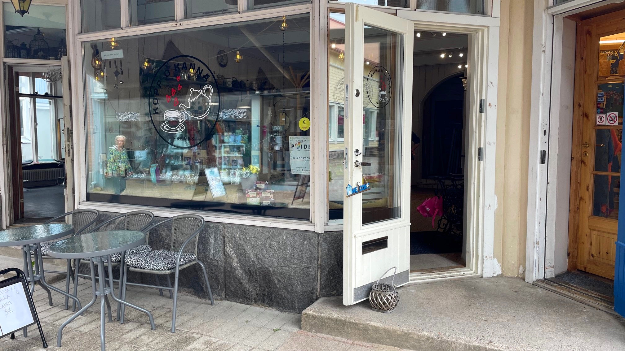 Butiksfönster fotat utifrån.