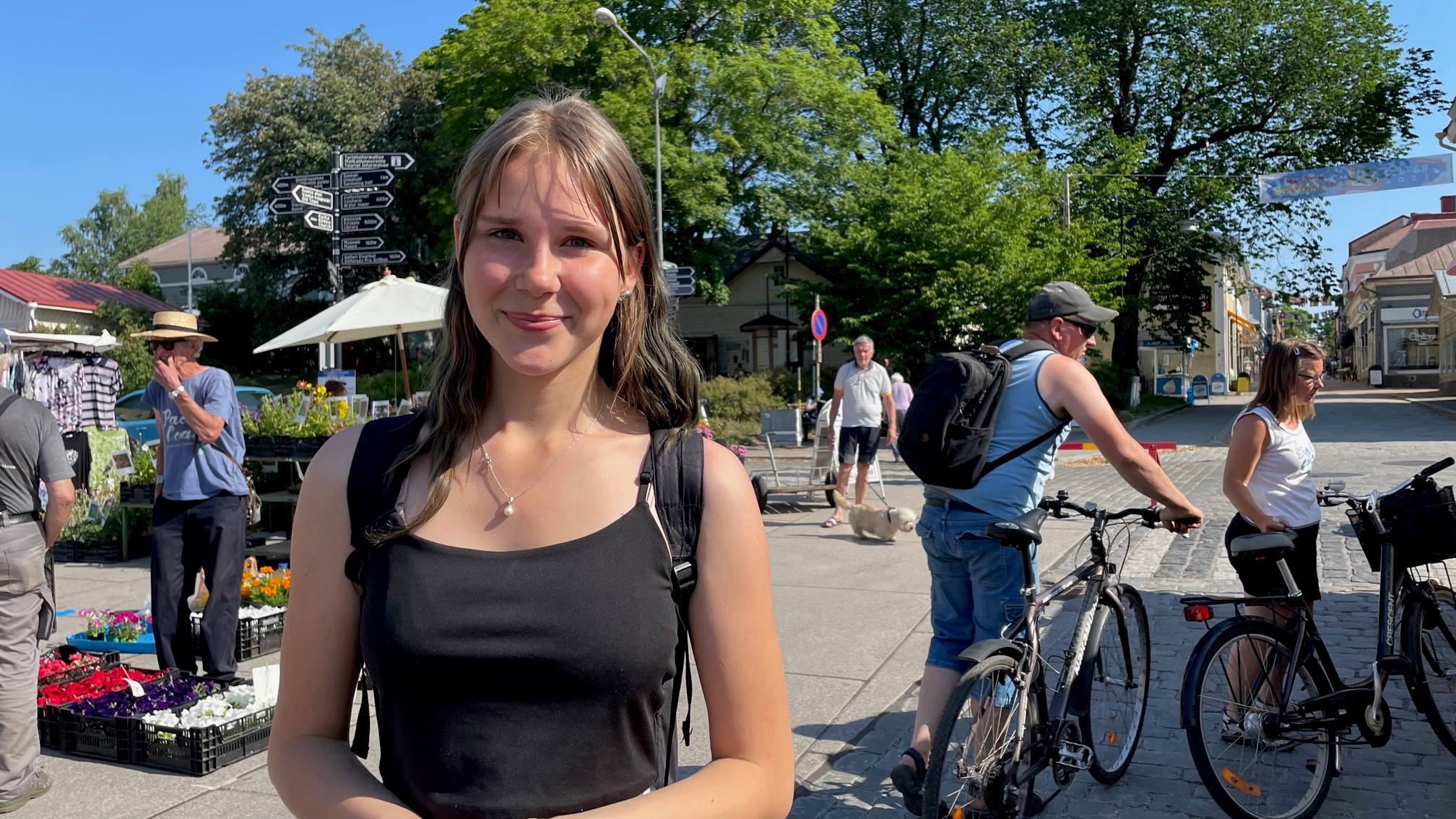 Flicka på torg.