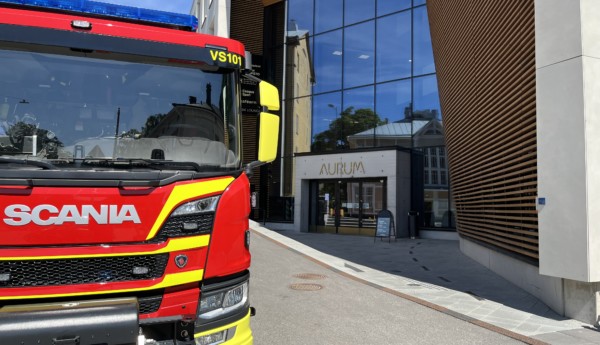 Brandbil utanför byggnad