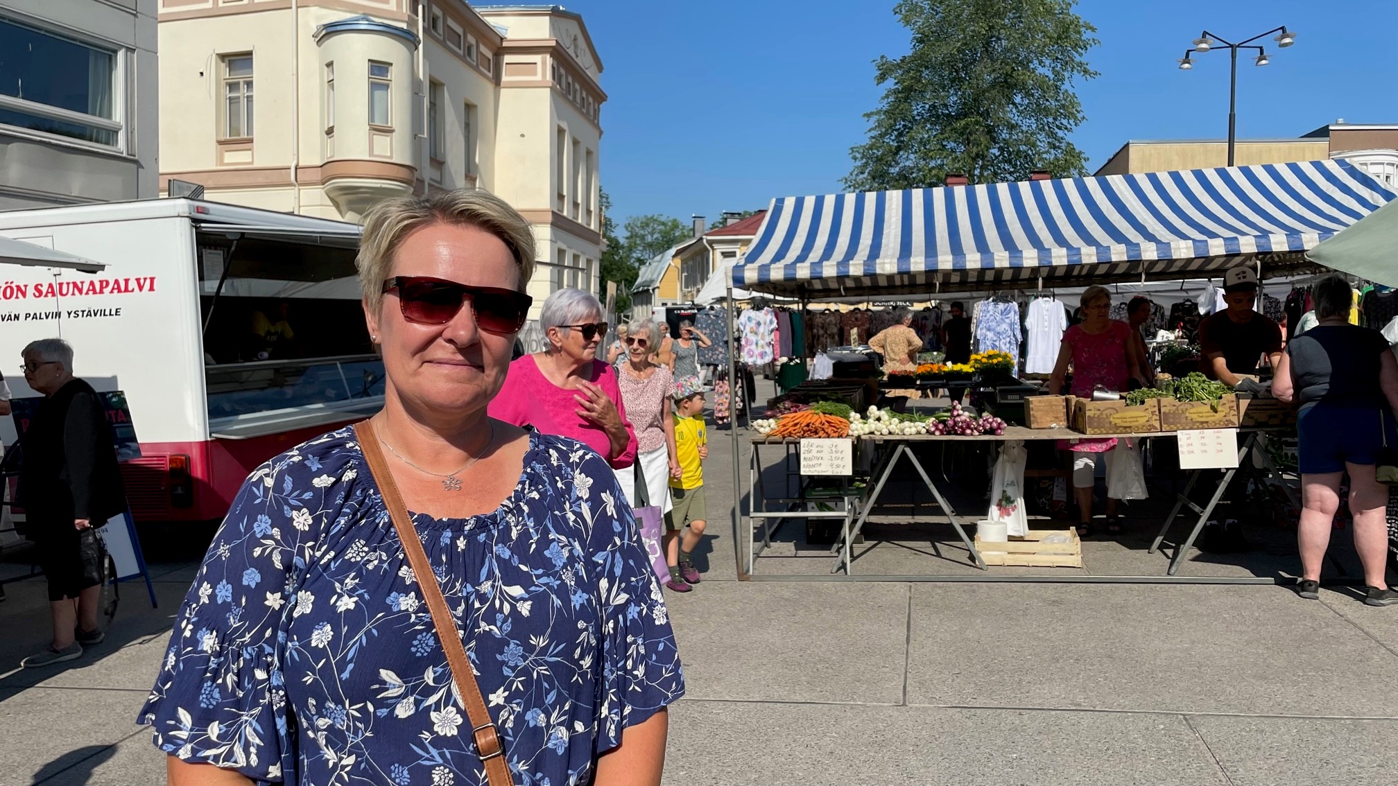 Kvinna på torg.