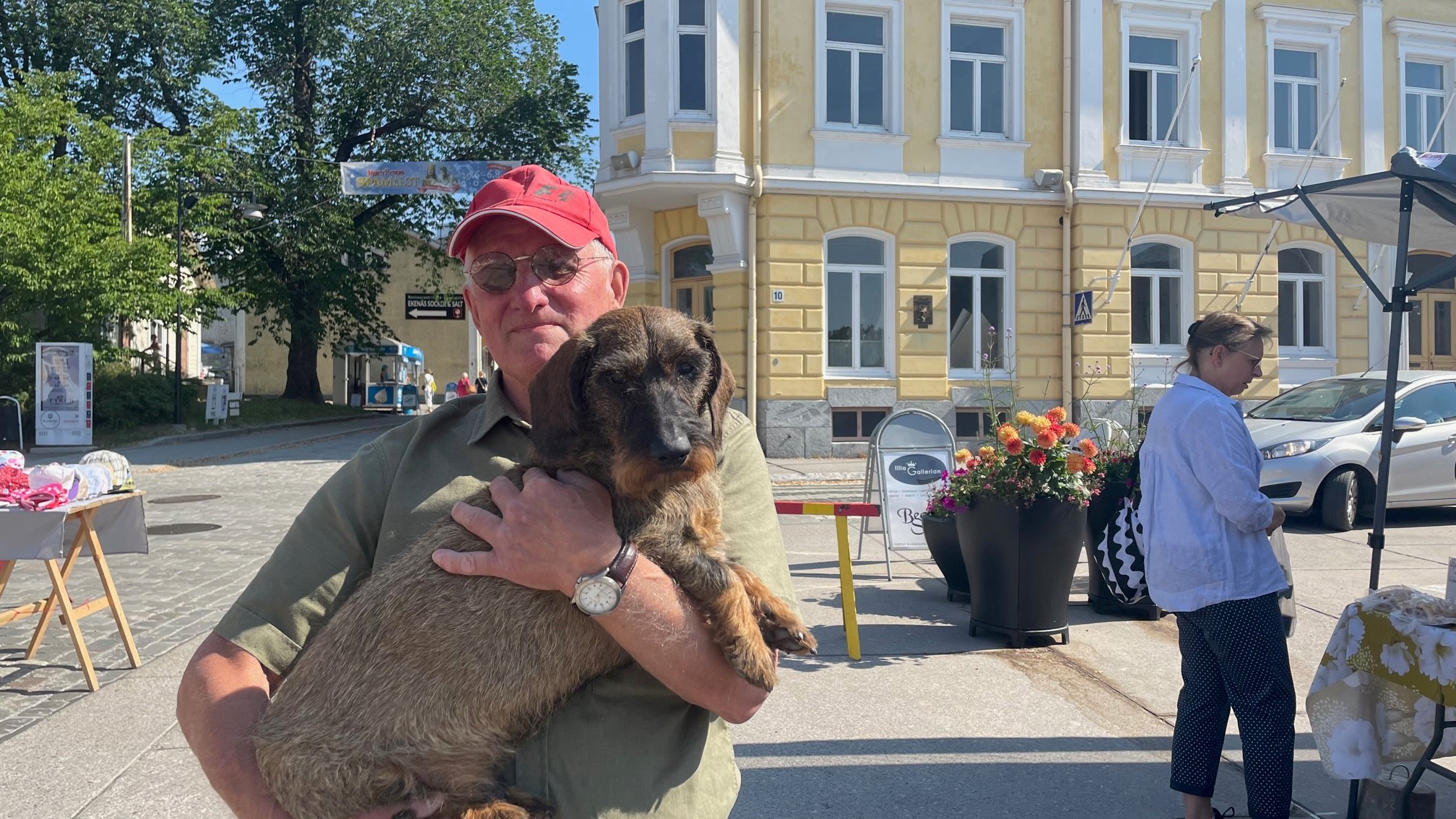 Man med hund i famnen.