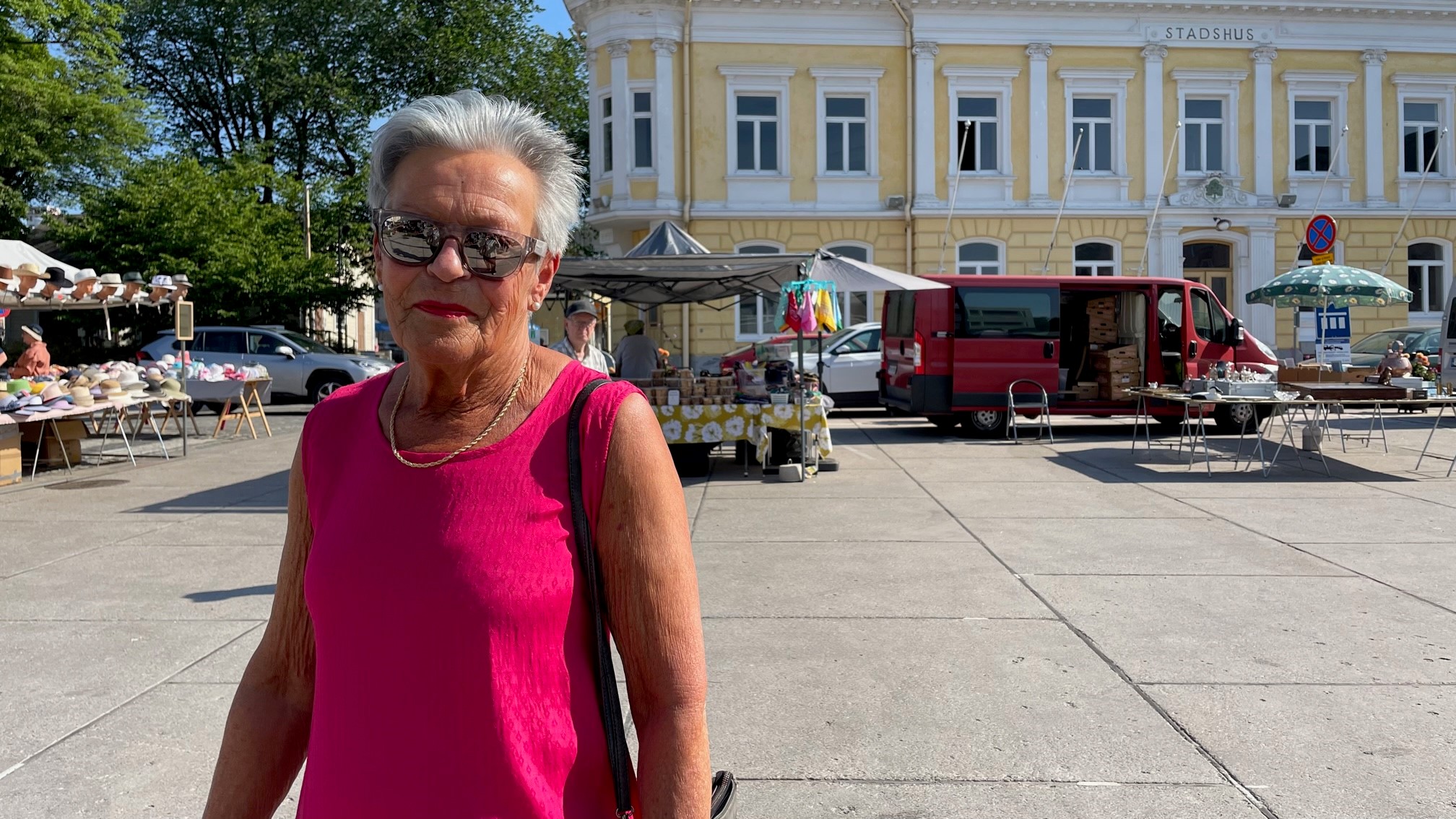 Kvinna på torg.