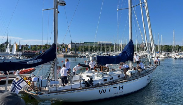 Segelbåt på väg ut ur hamn