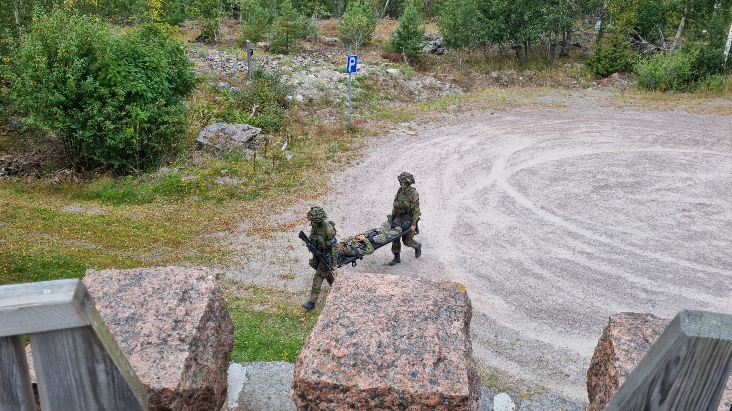 Beväringar simulerar evakuering av skadad.