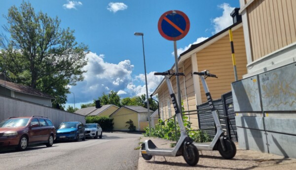 Sparkcyklar på trottoar.