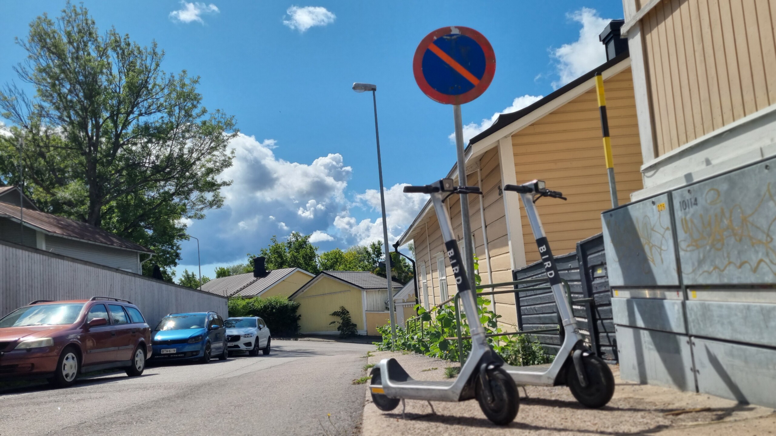 Sparkcyklar på trottoar.