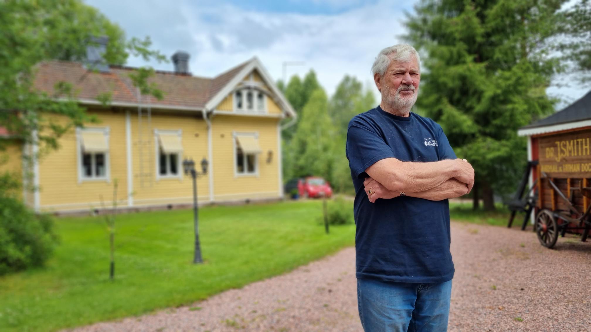 Man med tågstation i bakgrunden