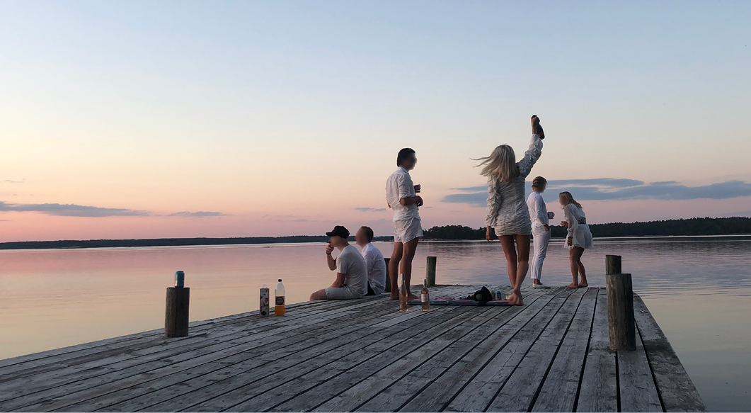 Unga festar på brygga