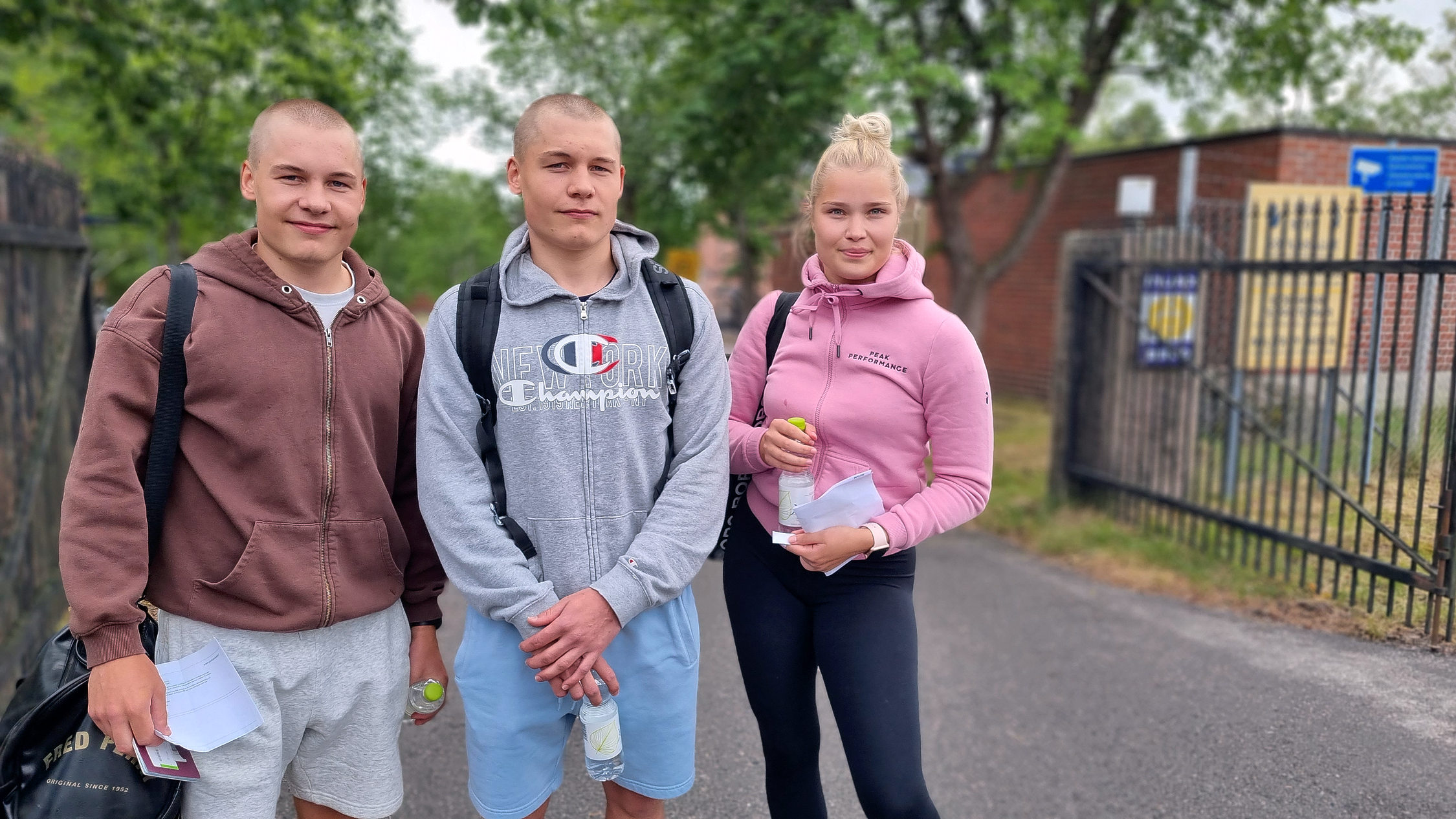 Alvar Andersson, Emil Andersson och Emilia Heinonen från Borgå vid brigadporten.