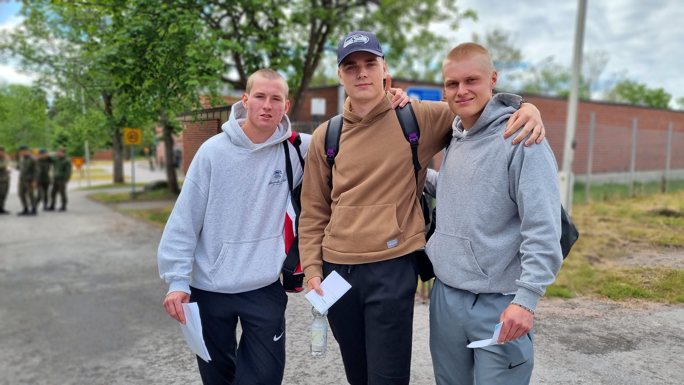 Tre manliga rekryter vid brigadporten