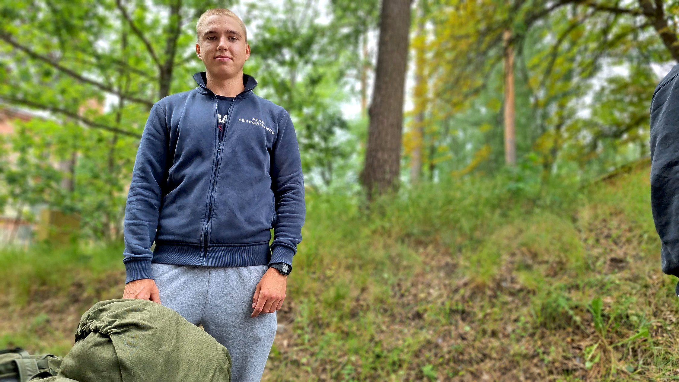 Manlig rekryt vid sin väska.