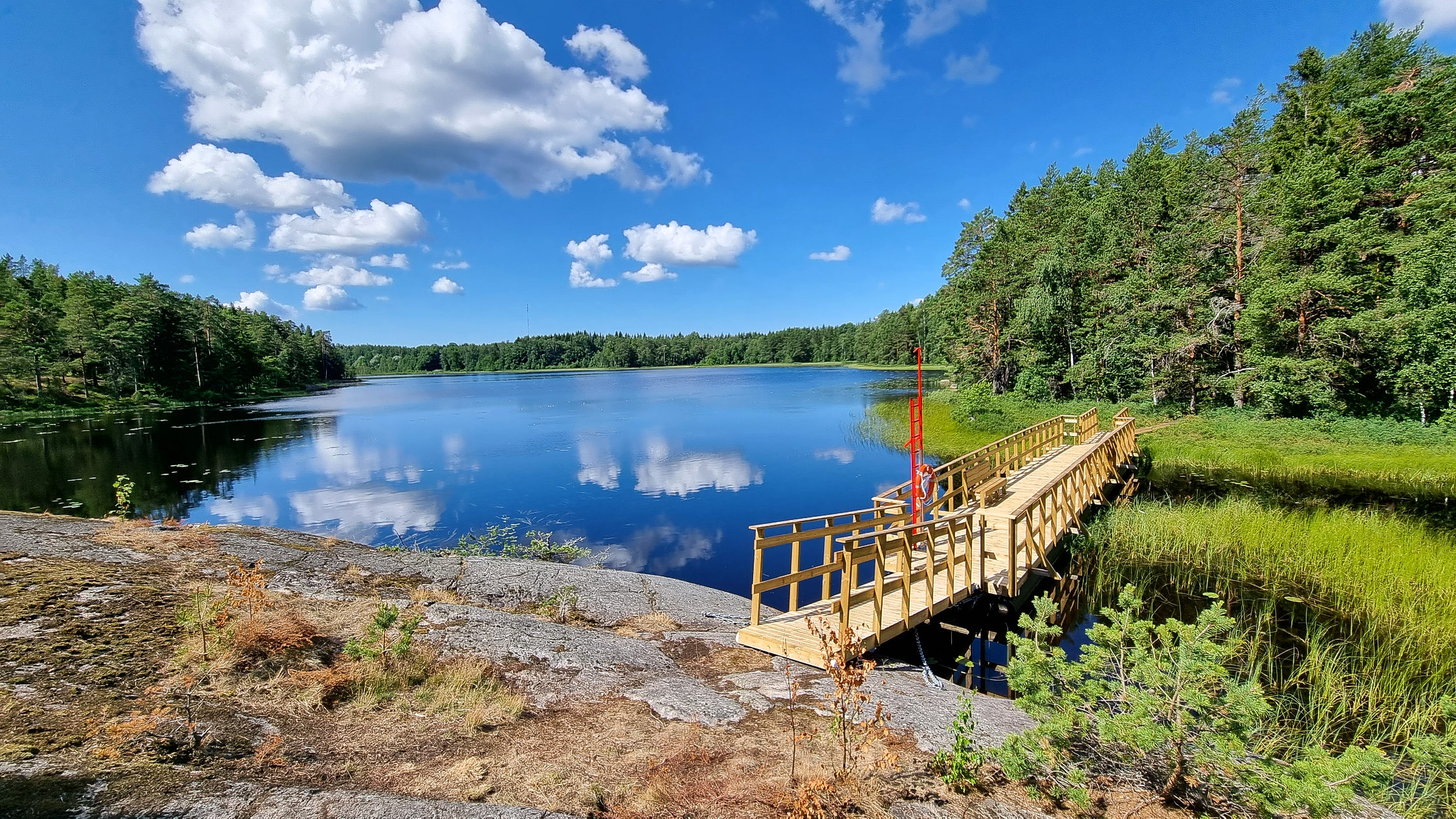 Pontonbro över sjö.
