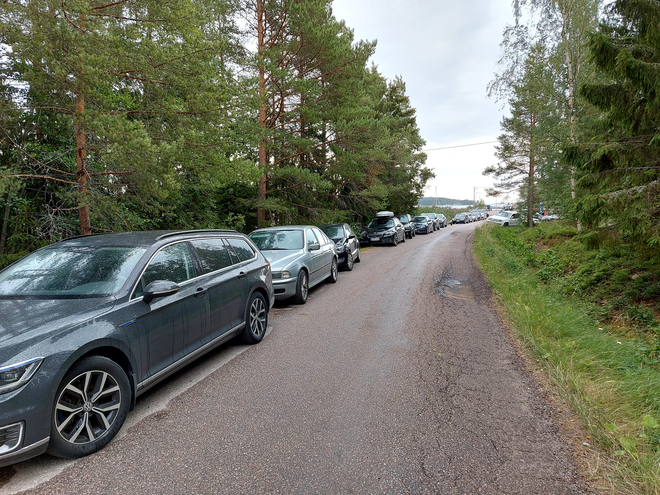 bilar längs en vägren