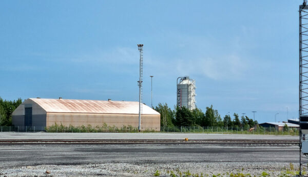 Hall och silo i Koverhar i Hangö.