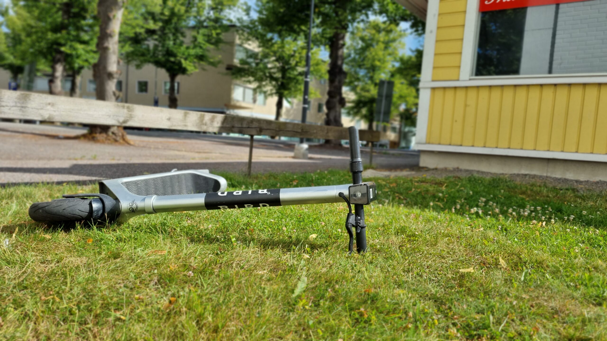 Elsparkcykel som lämnats liggande i centrum av Ekenäs.
