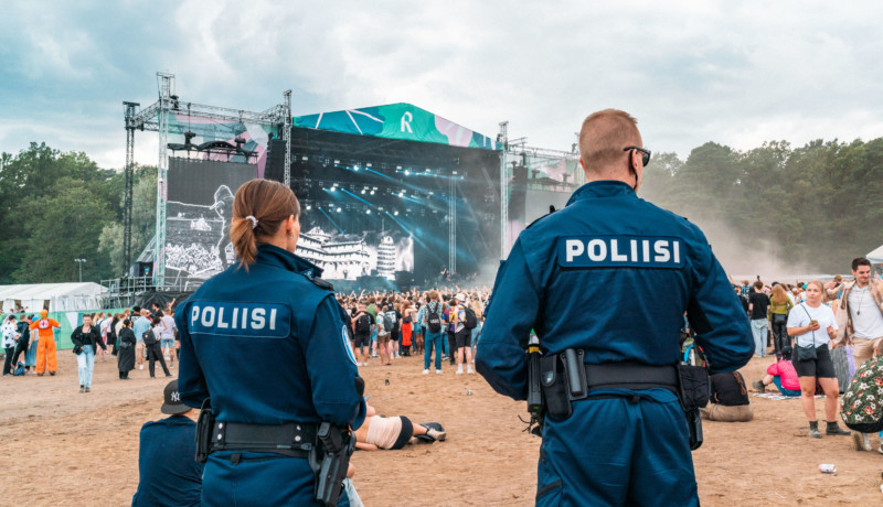 Ruisrock 2023. Polisen bevakar området och ser ut att samtidigt själva också njuta av musiken.