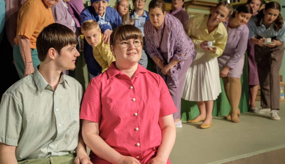 skådespelare i sommarteaterpjäs med retrokläder