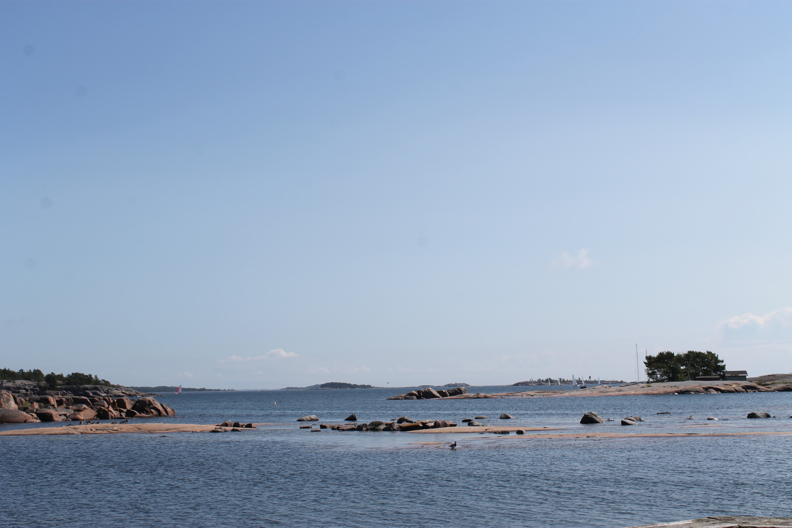 Hangö, vatten och båtar i fjärran.