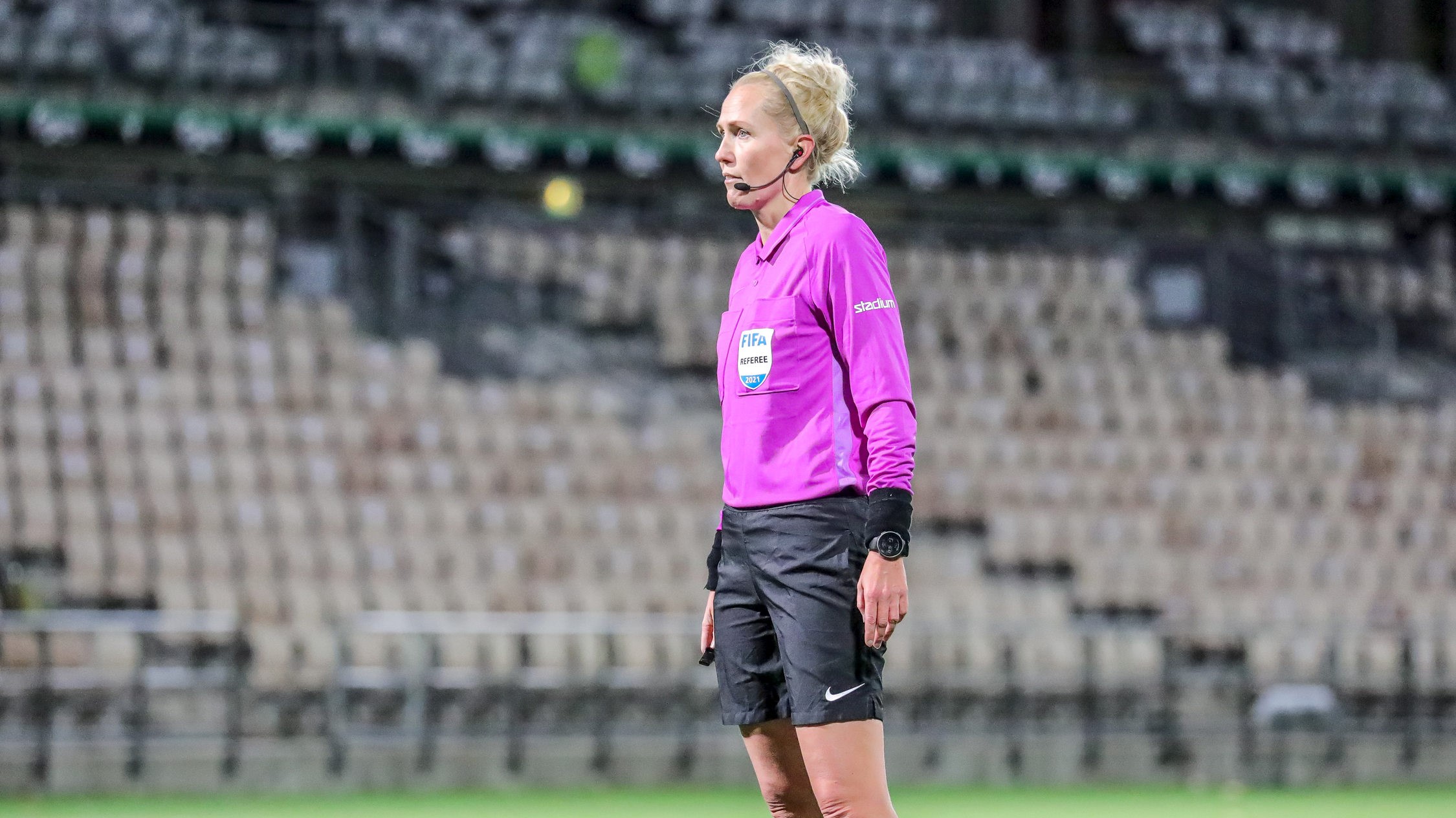 Fotbollsdomare på stadion.