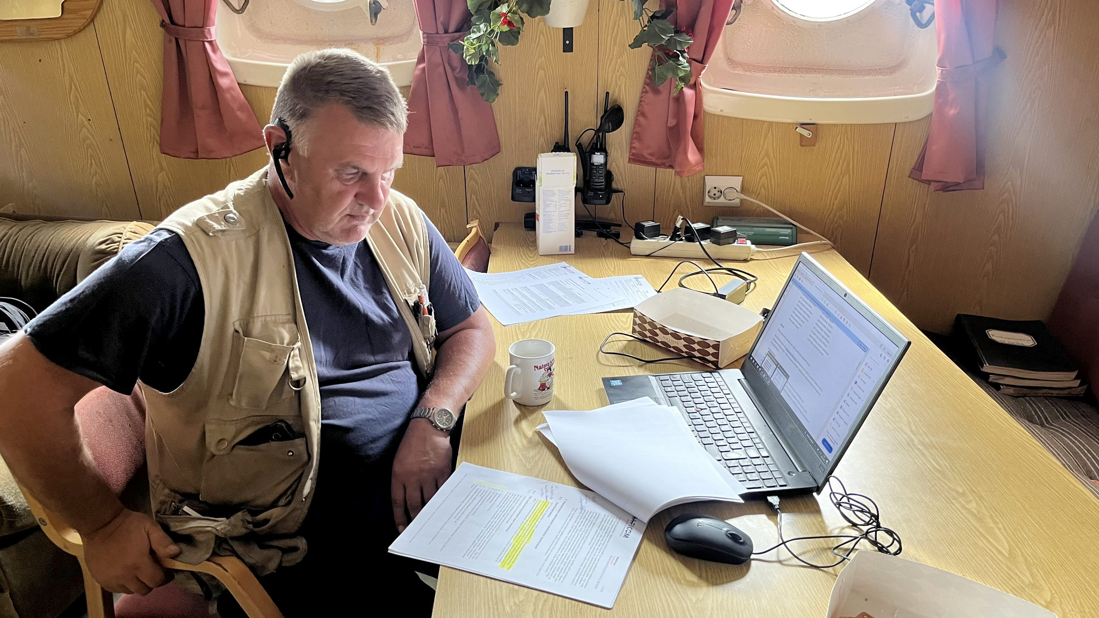 man läser tjockt kompenie med papper