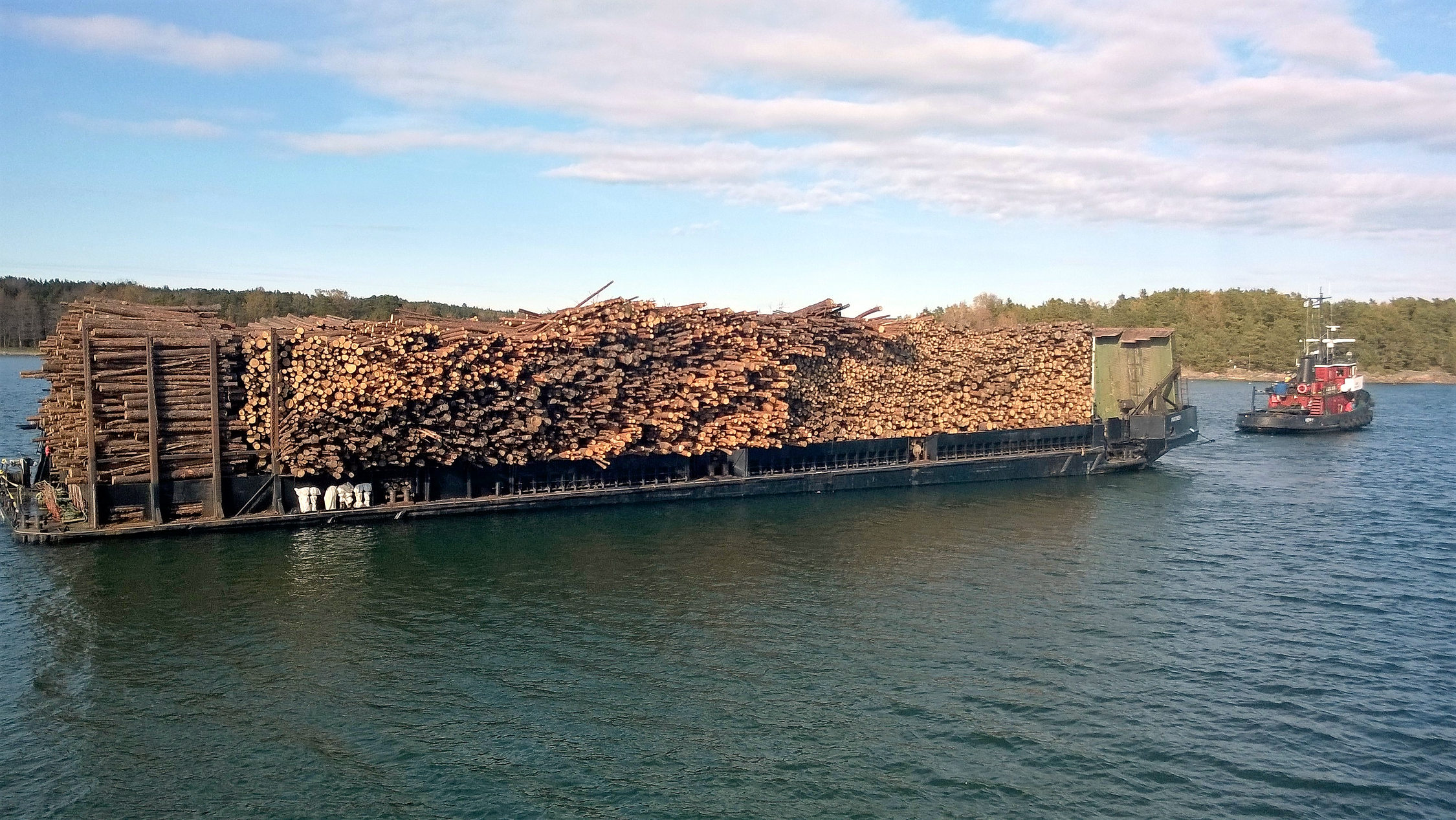 Virke transporteras på en pråm