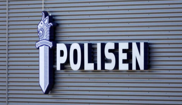 En skylt med texten "POLISEN" på en vägg.